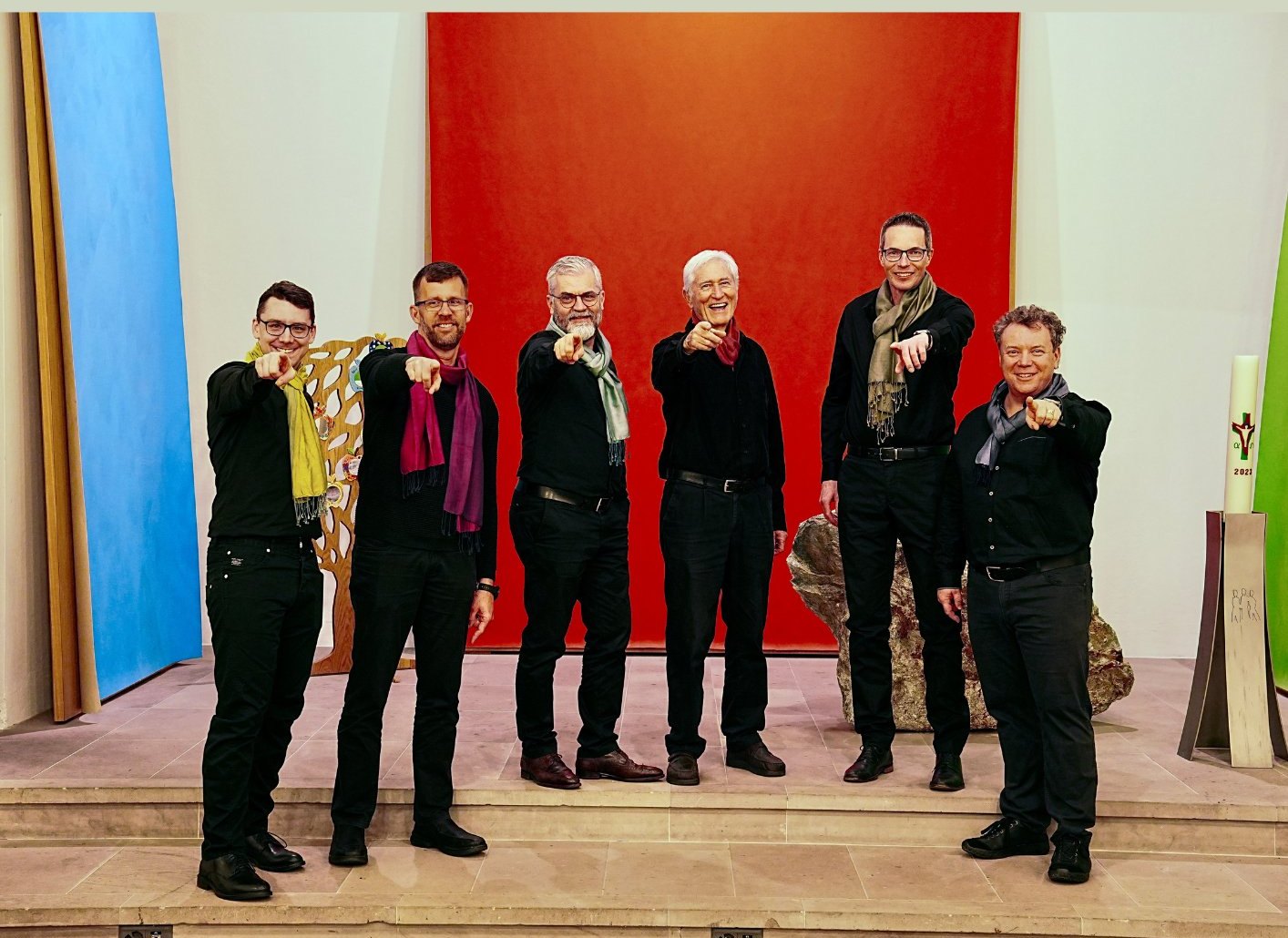 Die Männer der Touching Voices zeigen auf dich: Wir suchen dich!