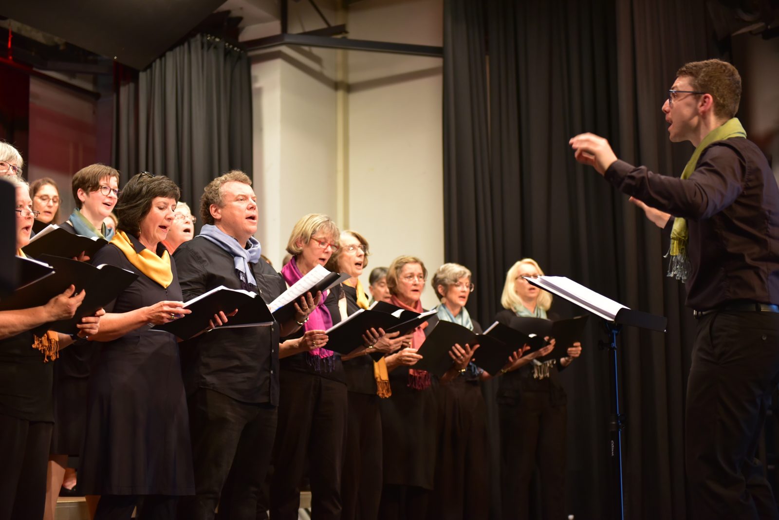 Chorleiter Matthias Zuppinger dirigiert