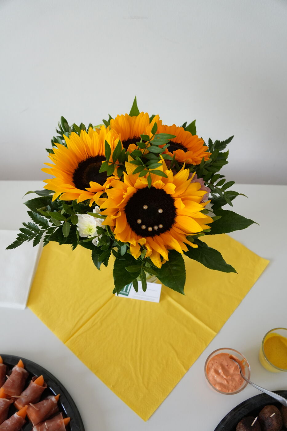 Sonnenblumen auf dem Tisch